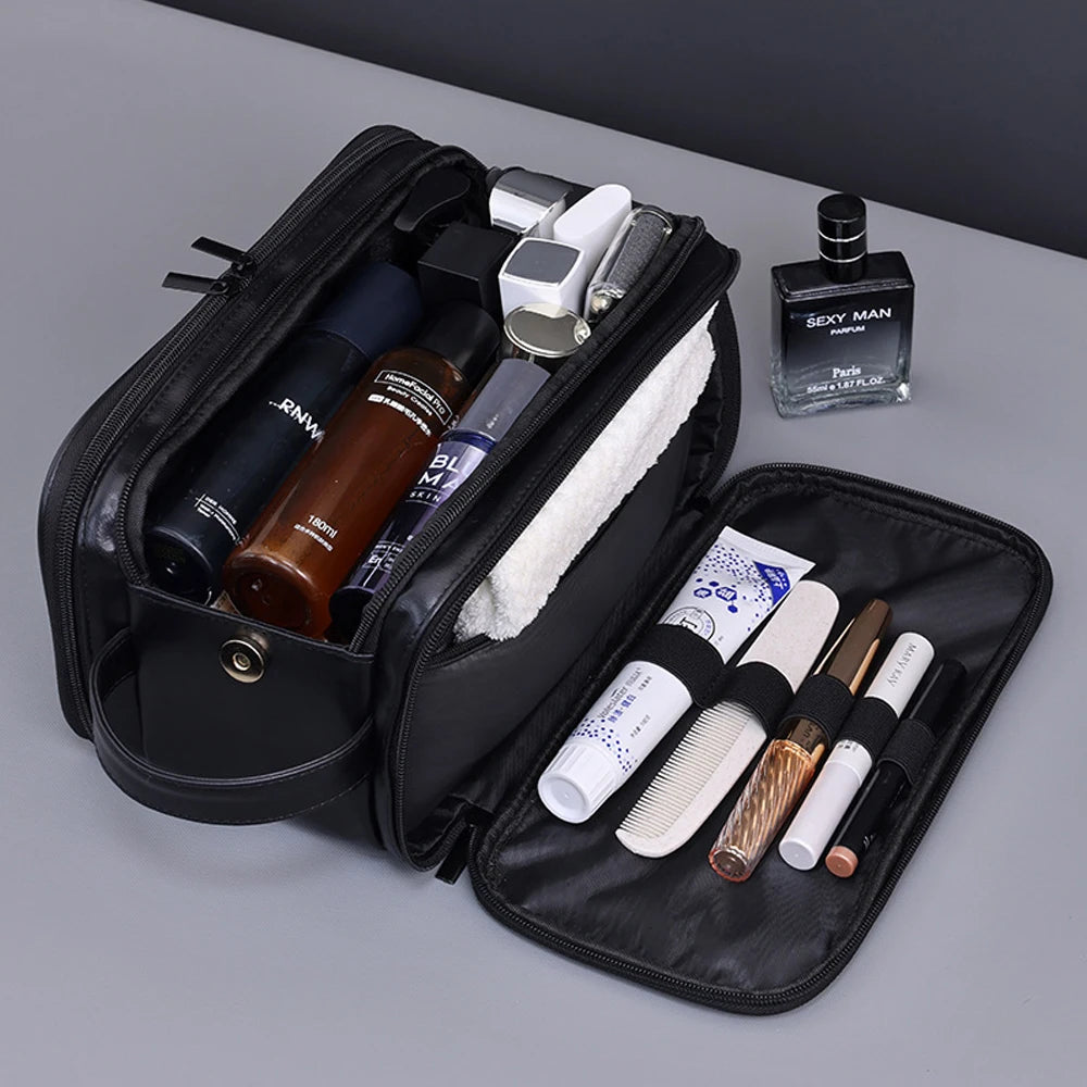 Sac de toilette en cuir PU noir pour homme contenant des produits de soin et une bouteille de cologne.