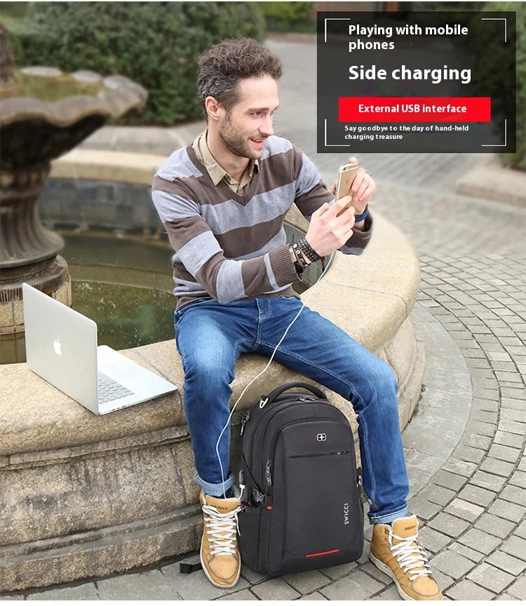 Un homme utilise un chargeur latéral assis sur une corniche de pierre à côté d'un ordinateur portable Apple et d'un sac anti-