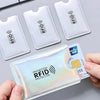 Eine Hand hält eine durchsichtige, irisierende RFID-Schutz-Geldbörsenhülle und eine Kreditkarte.
