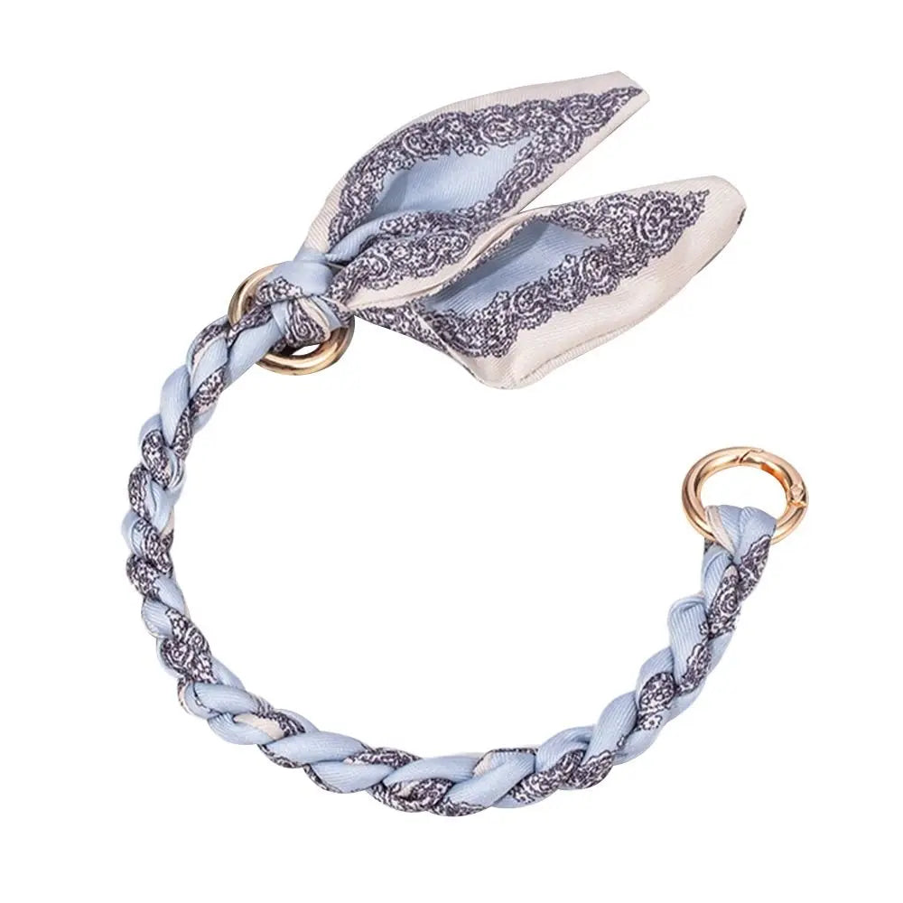 Elegante Seidenschal-Taschenkette mit blau-silberner geflochtener Schnur.