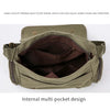 Gros plan d'un design vert olive à multiples poches dans un sac à bandoulière.