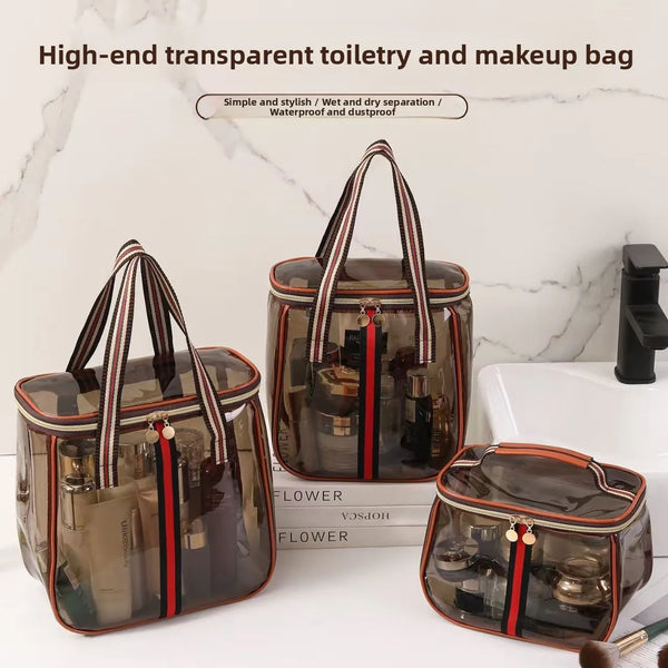 Bolsa de tocador y maquillaje transparente de alta gama con detalles a rayas, mostrada junto a un inodoro.