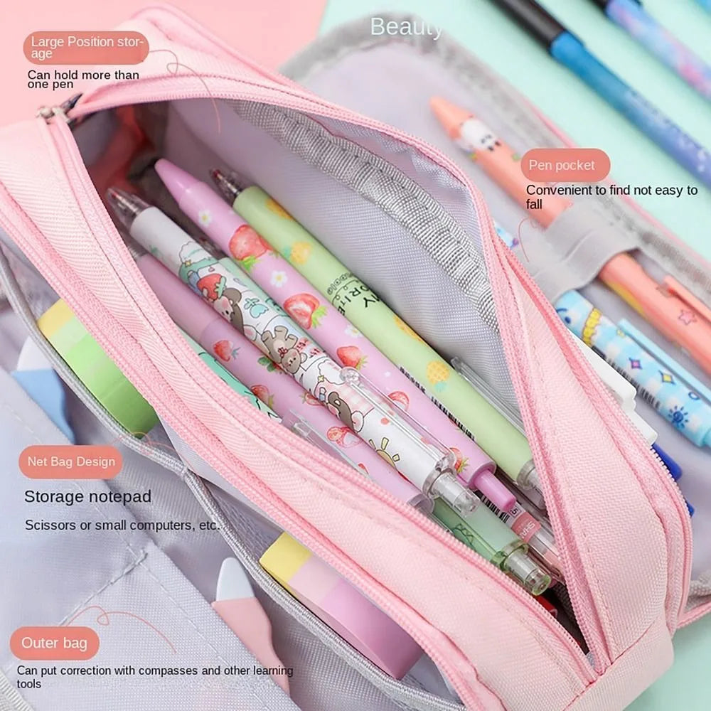 Une trousse rose avec plusieurs compartiments contenant divers stylos et outils d'écriture.