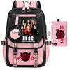 Rosa und schwarz karierte Canvas-Rucksack-Set mit Hello Monsters-Charakteren vorne