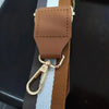 Sangle réglable à lacet à breloque effet cuir, rayures marron et blanc.