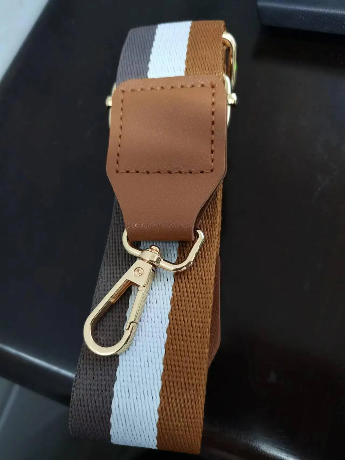 Sangle réglable à lacet à breloque effet cuir, rayures marron et blanc.