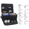 Schwarzer wasserdichter Kofferraumorganizer mit Schuhen, Accessoires wie Bällen, T-Shirts, Caps und Werkzeugen.