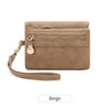Cartera de cuero PU beige plegable con cremallera retro y cadena y etiqueta dorada.