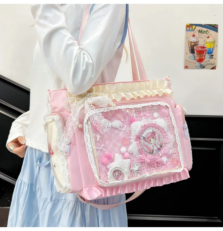 Bolso cruz de encaje rosa Y2K con detalles florales blancos y rosas llevado por una persona.
