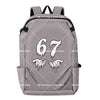 Grauer multifunktionaler Rucksack mit großem weißen, tropfenden Design der Ziffer 67.