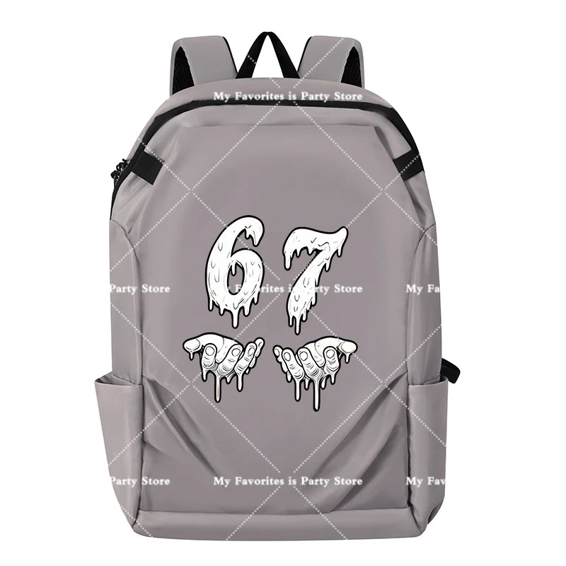 Grauer multifunktionaler Rucksack mit großem weißen, tropfenden Design der Ziffer 67.