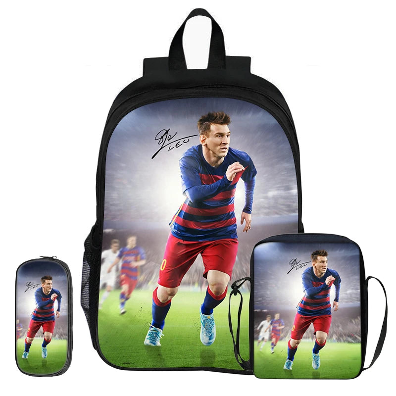 Schwarzer Rucksack mit Fußballspieler-Grafik und passender Tasche.