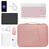 Funda protectora rosa para tableta o portátil, mostrada con accesorios como teclado, lápiz óptico y cuaderno.