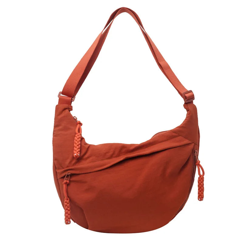 Braune Nylon-Crossbody-Umhängetasche mit verstellbaren Riemen und Schnurverschluss.