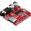 Rote Platine mit Komponenten, einschließlich Kondensatoren und Steckverbinder für einen Bluetooth 5.0 Audio-Decoder.