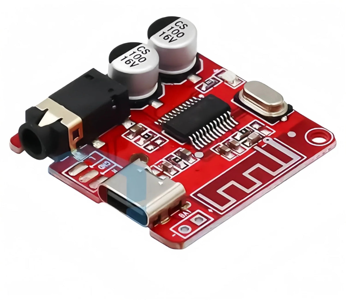Rote Platine mit Komponenten, einschließlich Kondensatoren und Steckverbinder für einen Bluetooth 5.0 Audio-Decoder.