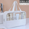 Weiße Kosmetik- und Badezusatztasche mit klarem Fenster, die verschiedene Hautpflegeprodukte zeigt.