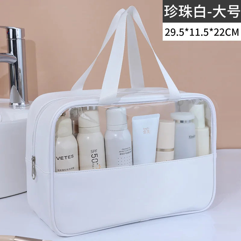 Weiße Kosmetik- und Badezusatztasche mit klarem Fenster, die verschiedene Hautpflegeprodukte zeigt.