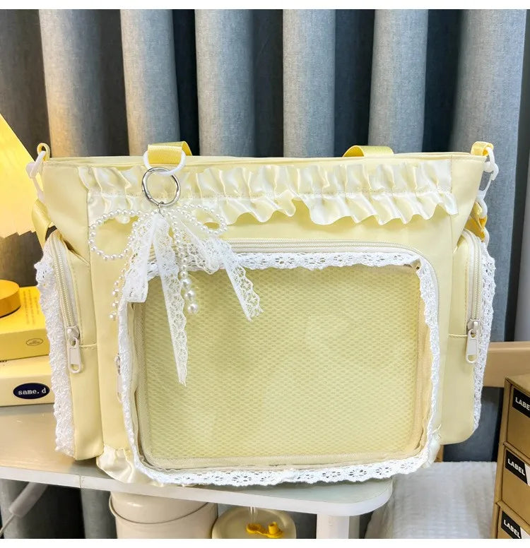 Bolso cruz hombro de encaje amarillo pálido Y2K con ribetes blancos y detalles de encaje decorativo.