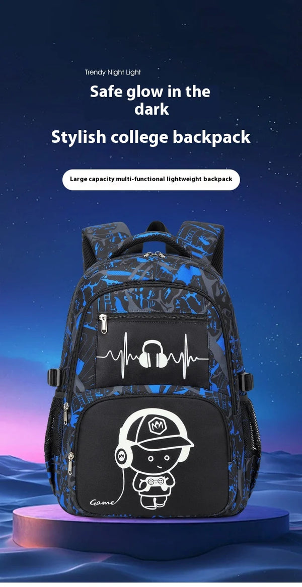 Blauer und schwarzer Graffiti-Rucksack mit weißer Grafik eines Jungen, der Gitarre spielt, auf violetter Oberfläche.