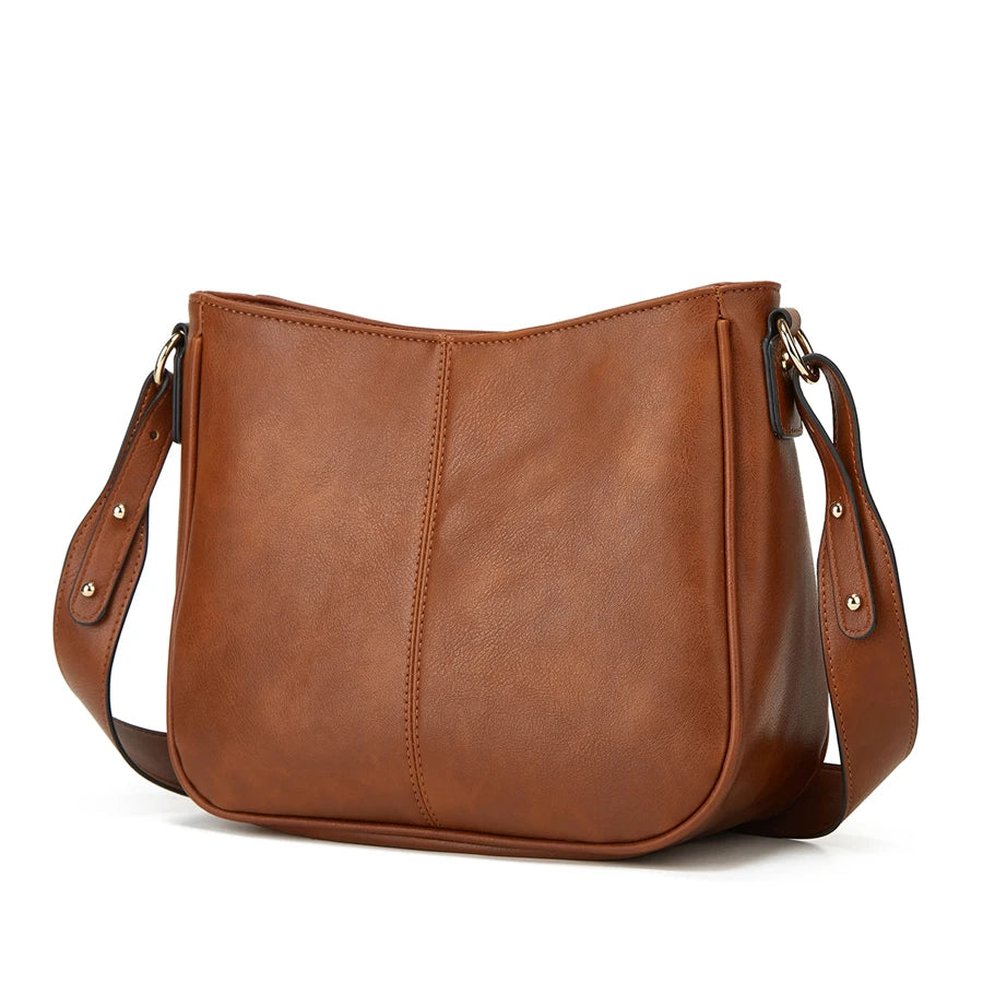 Sac à main en cuir PU marron avec rabat et bandoulière en cuir.
