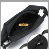 Schwarze minimalistische Laufgürteltasche mit Detailansicht des Reißverschlusses und des Riemens.