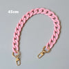 Bracelet en résine rose mat de 45cm avec fermoirage doré.