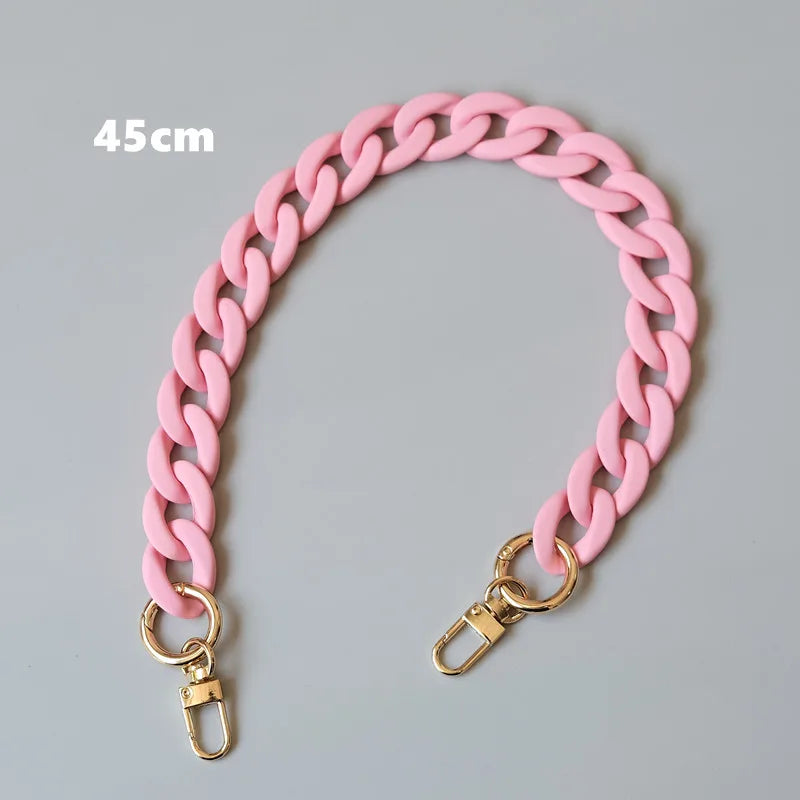 Bracelet en résine rose mat de 45cm avec fermoirage doré.