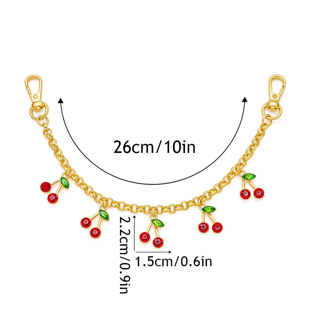 Accesorio de cadena de bolso de color dorado con corazones de esmalte y flores de cerezo, de 26 cm.