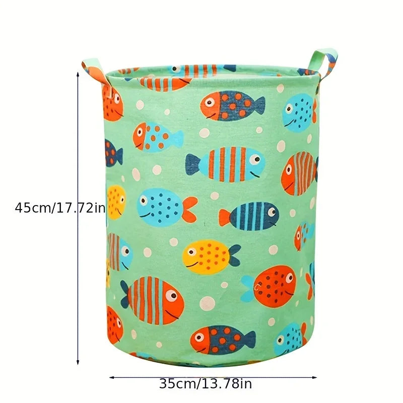Panier à linge vert clair rempli de jouets de poissons en plastique colorés.