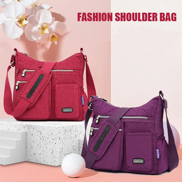Un bolso de hombro rosa y un bolso de hombro morado exhibidos contra un fondo claro.
