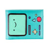 Cartera plegable de juego color verde azulado con pantalla cuadrada y elementos decorativos coloridos.