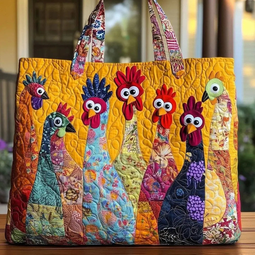 Bolso de tela acolchado amarillo con diseños pintados de cabezas de pavo real coloridas.