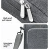 Gros plan sur une housse d'ordinateur portable en tissu gris, montrant une fermeture éclair de haute qualité et une sangle d'
