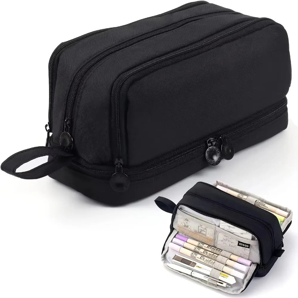 Étui à crayon noir de grande capacité multi-compartiments avec fermeture à cordon et manchon en plastique transparent.