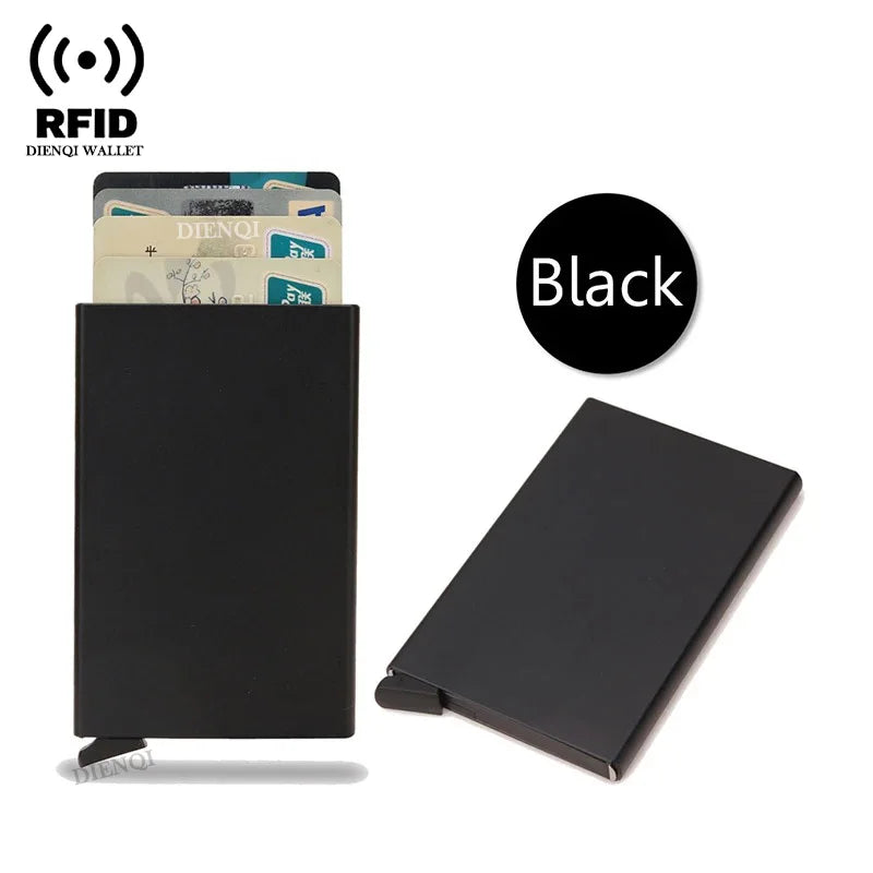 Cartera delgada negra con RFID que contiene tarjetas de crédito y una identificación.