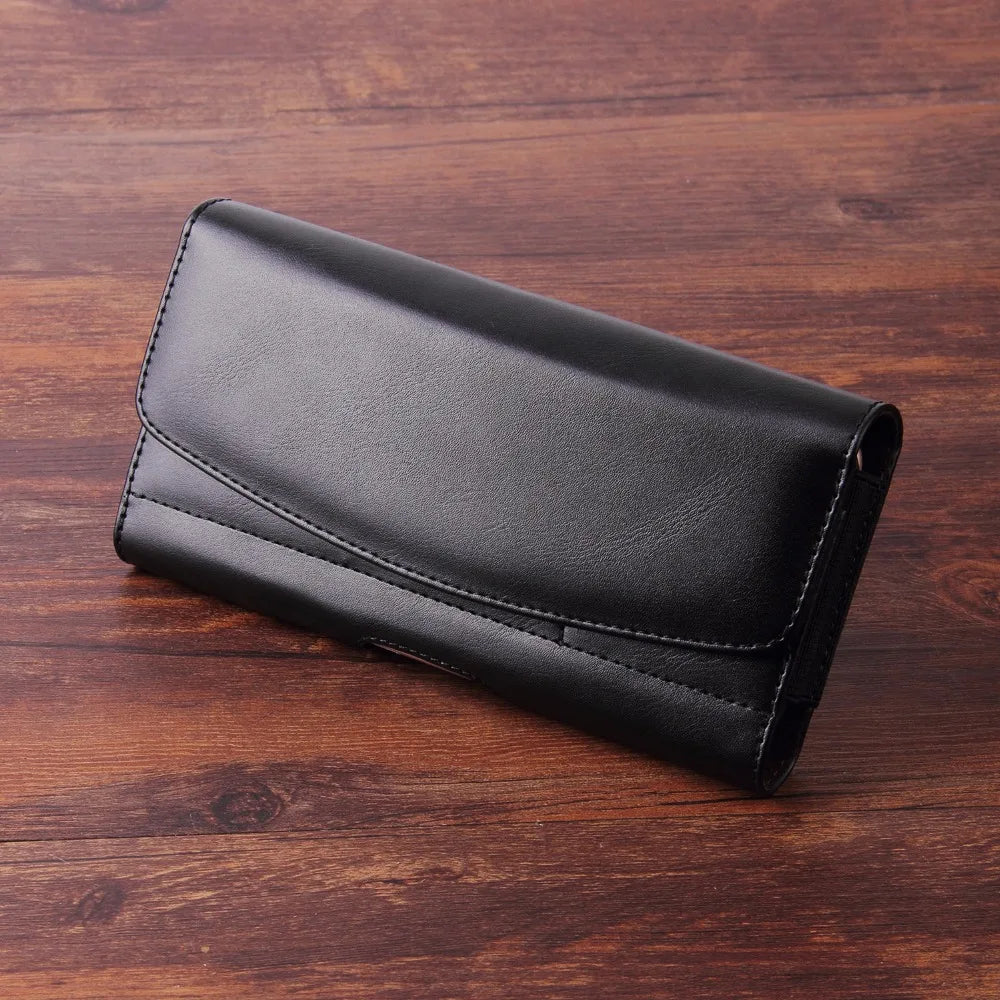 Porte-clés de téléphone en cuir noir posé sur une surface en bois foncé.
