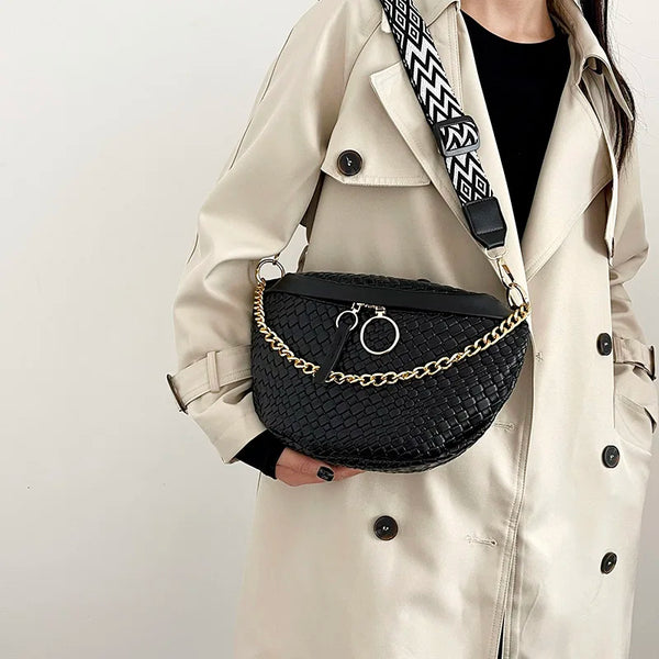 Beige Trenchcoat mit schwarzer gewebter Gürteltasche und goldener Kettchenriemen