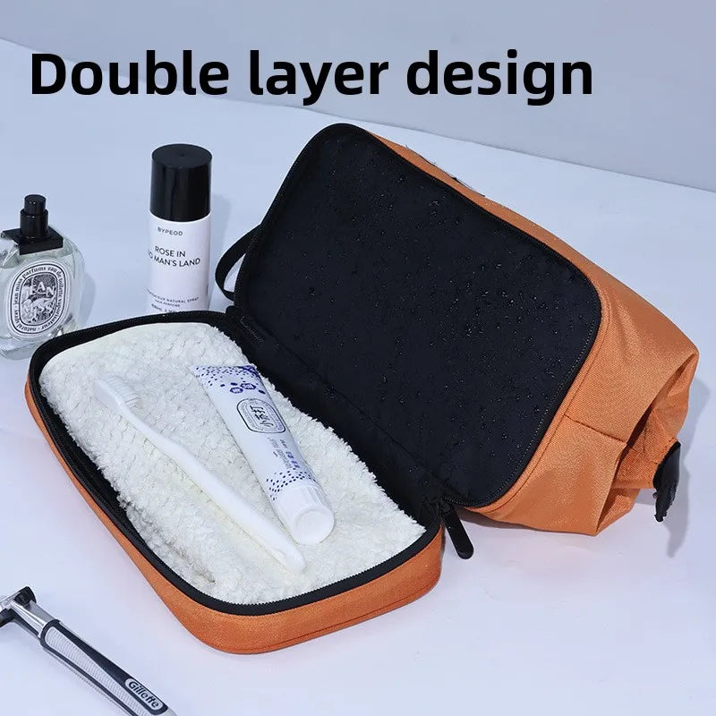 Zwei-lagiges Kosmetiktasche in Orange und Schwarz mit Pinsel und Flasche.