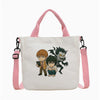 Una bolsa tote de lona blanca con una ilustración de dos personajes de anime.