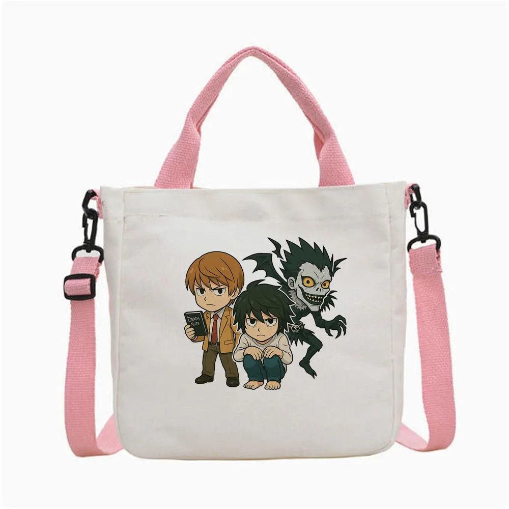 Una bolsa tote de lona blanca con una ilustración de dos personajes de anime.