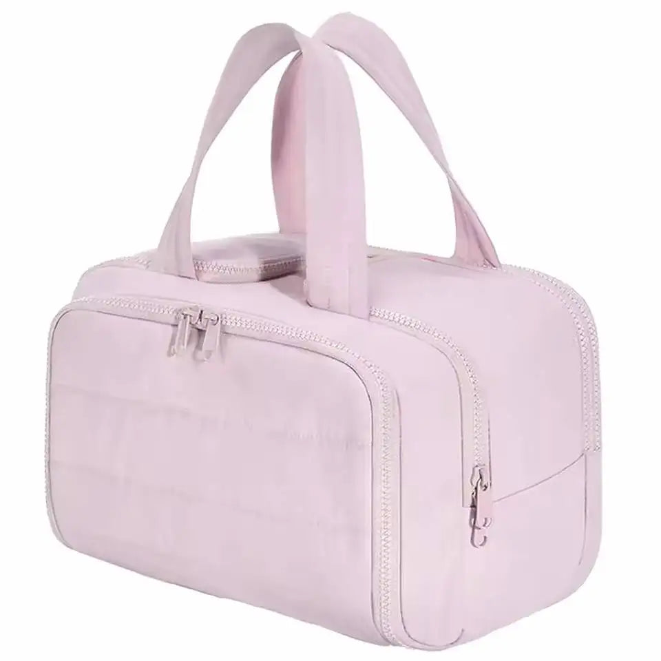 Bolsa impermeable de tocador rosa claro con múltiples bolsillos, cierre de cordón y asa de tela rosa.