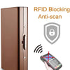 حامل بطاقة رفيع بني لحجب تقنية RFID بجانب يد تحمل هاتفًا محمولًا