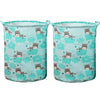 Un lot de paniers à linge en tissu bleu clair décorés de motifs d'ours et de nuages mignons.