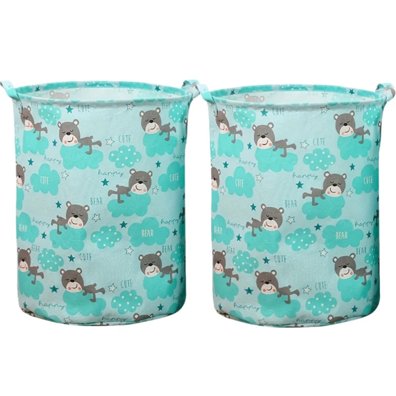 Un lot de paniers à linge en tissu bleu clair décorés de motifs d'ours et de nuages mignons.