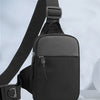 Bolsa cruz negra impermeable con correa mostrada contra un fondo blanco.