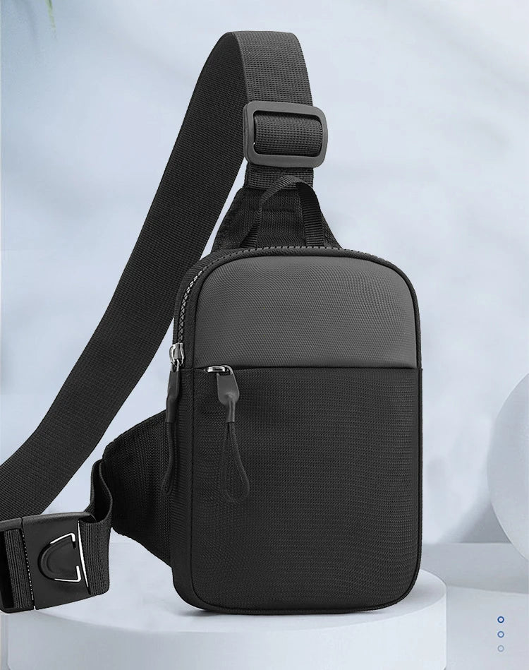 Bolsa cruz negra impermeable con correa mostrada contra un fondo blanco.