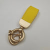Goldfarbener Leder-Schafsfell-Auto-Schlüsselanhänger mit gelbem Rechteck-Fob.
