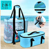 Blaue isolierte Netztasche mit schwarzem Riemen und passender Transporttasche am Sandstrand.