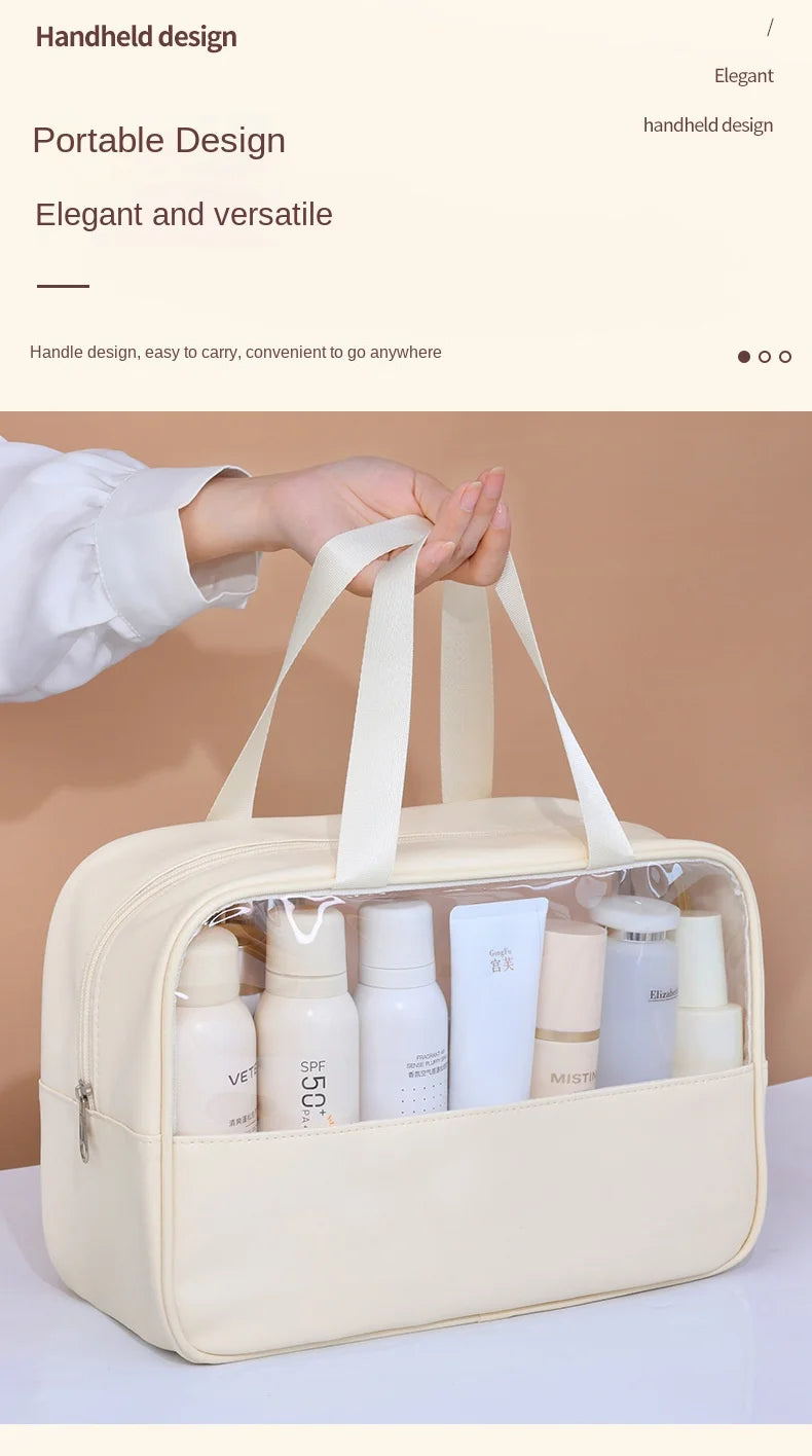 Beige Kosmetik- und Badezubehörtasche mit klarem Plastik, die verschiedene Hautpflegeprodukte zeigt.